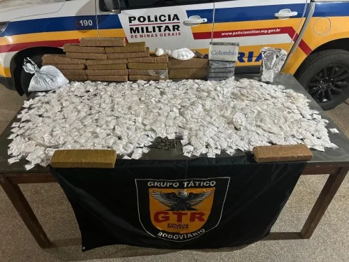 PMRv intercepta ônibus na BR-146 e prende passageiro com mais de R$ 700 mil em drogas e munições em Patos de Minas